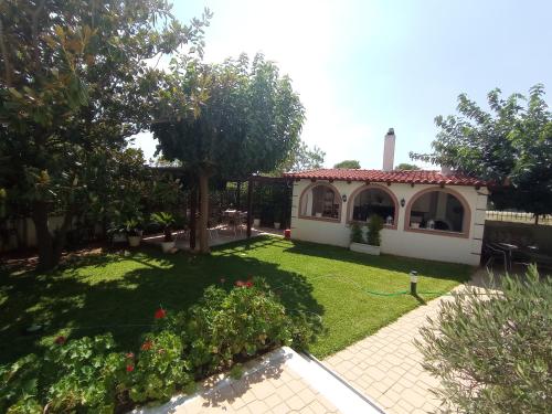 a house with a yard with a yard at Galini apartment near sea, port and airport in Artemida