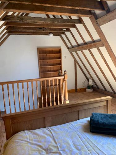 um quarto com uma cama e uma escada de madeira em Stunning 1 bedroom self contained apartment em Kent