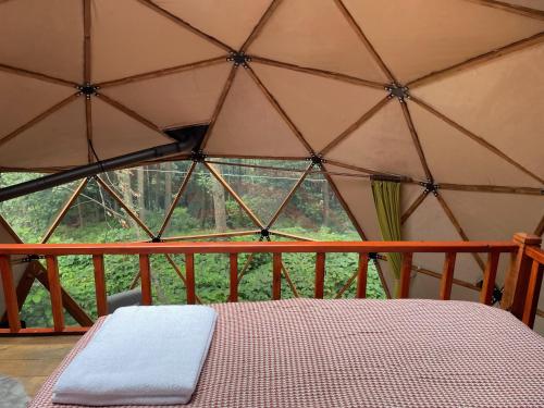 アイダー・ヤイラシにあるAyder Freedomeの窓付きのテント内のベッド1台を利用する客室です。