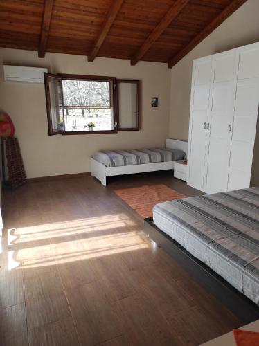 um quarto com 2 camas e uma janela em Villa Tenuta ...un oasi di pace em Puntalazzo