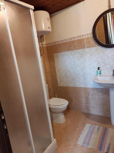 a bathroom with a toilet and a sink at Villa Tenuta ...un oasi di pace in Puntalazzo