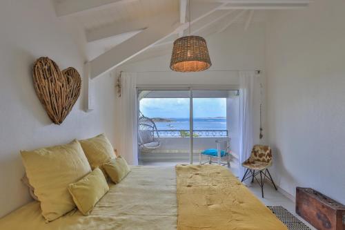 聖馬丁島的住宿－LIFE IS GOOD IN CUL DE SAC，一间卧室设有一张床,享有海景