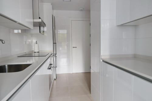 Kuchyňa alebo kuchynka v ubytovaní TOPLAGE Marbella Neubau Luxus-Apartment, Strand und Altstadt in Minuten zu Fuss