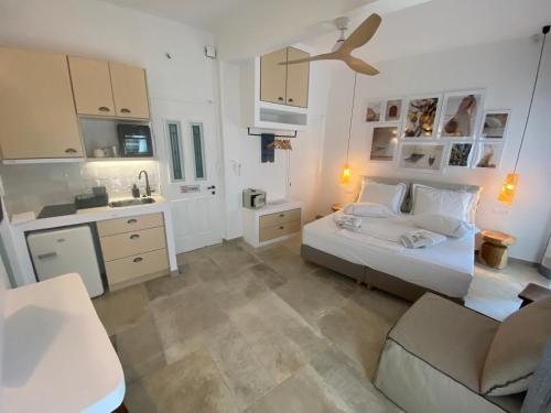 a small room with a bed and a kitchen at Kores of Poros in Poros