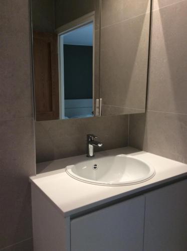 een badkamer met een wastafel en een spiegel bij Flaugies in Flaux