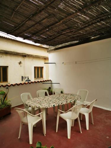 een tafel en stoelen in een kamer met een tafel en stoelen bij Casa Mastio in Galtellì