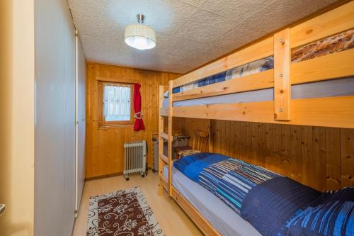 ein Schlafzimmer mit einem Etagenbett in einem Haus in der Unterkunft Casa Tavernela in Vicosoprano