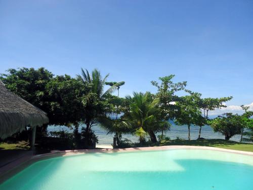 una piscina con vistas al océano en DACOZY Beach Resort, en Moalboal
