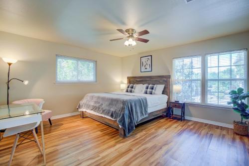 a bedroom with a bed and a ceiling fan at Yellow Stone: Chef's Kitchen, Patio & Location in San Antonio