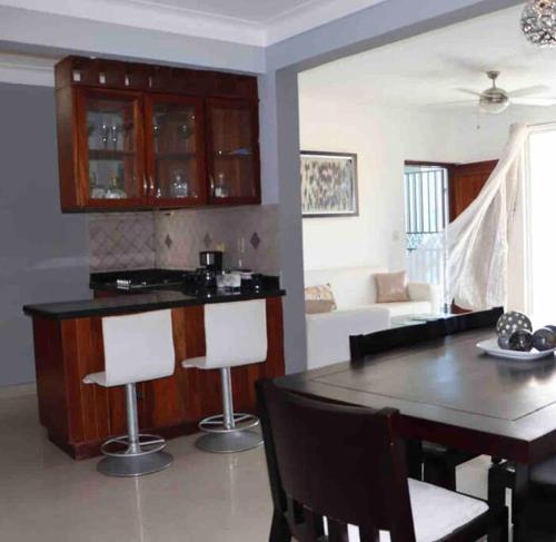 a kitchen and dining room with a table and chairs at Self check in , moderno, A/C completo Wifi, TV 4K in Santiago de los Caballeros