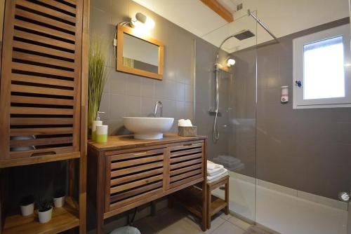 uma casa de banho com um lavatório e um chuveiro em Au BeauLieu em Beaulieu