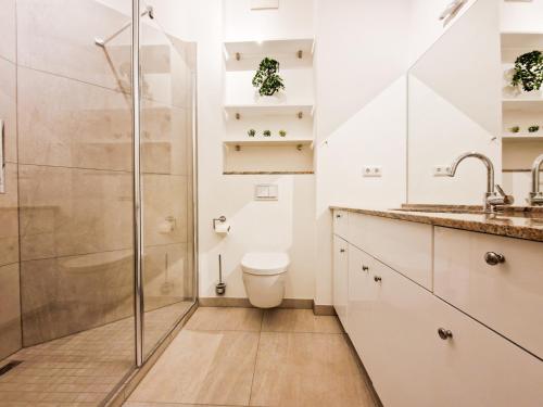 een badkamer met een toilet en een douche bij EUPHORAS - Central & Stylish Apartment - Parking in Bad Harzburg