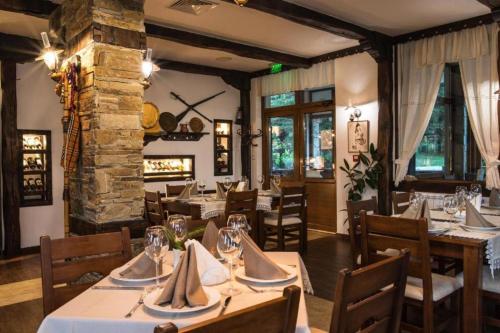 Restaurace v ubytování Stand'Art - апартамент , Смолянски езера