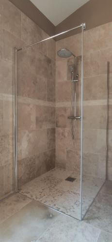 een douche met een glazen deur in de badkamer bij Rose BB maison de charme in Les Lecques