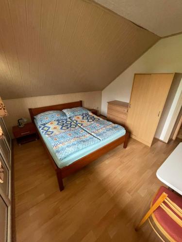 ein kleines Schlafzimmer mit einem Bett in einem Zimmer in der Unterkunft Chaty Podhradi nad Dyji in Podhradí nad Dyjí
