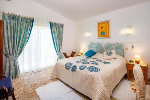 a bedroom with a large bed and a window at Casa Cupula in Poço Partido