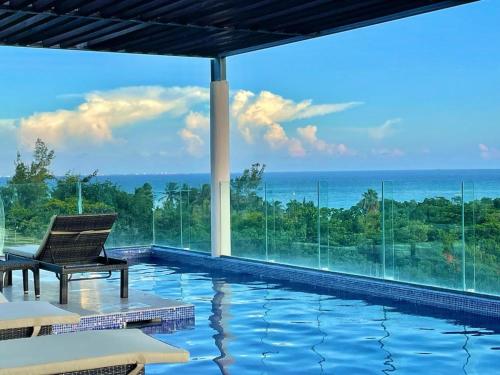 una piscina con vistas al océano en Terrazas by Andiani Travel, en Playa del Carmen