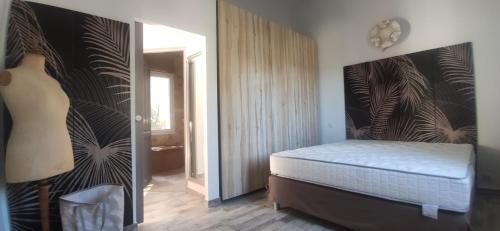 een kleine slaapkamer met een bed in een kamer bij Rose BB maison de charme in Les Lecques