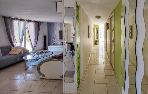 - un salon aux murs verts et blancs dans l'établissement Lovely Home In Murviel-Lès-Montpellie, à Murviel-lès-Montpellier