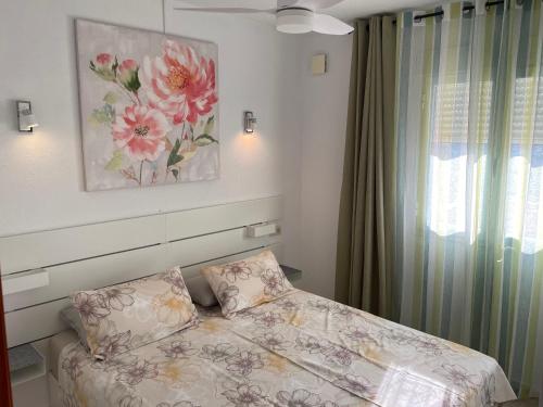 1 dormitorio con 1 cama con 2 almohadas en Tranquility, sun, breathtaking views & 7 minutes drive to sea, en Benitachell