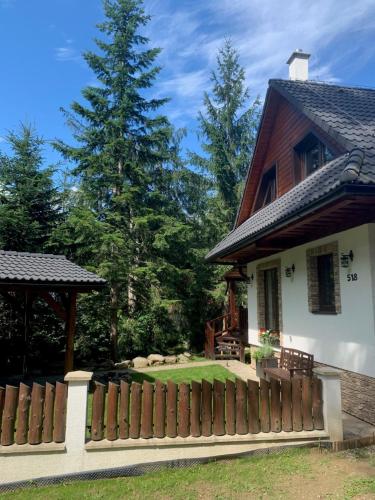 a wooden fence in front of a house at Chata Mlynná in Mýto pod Ďumbierom