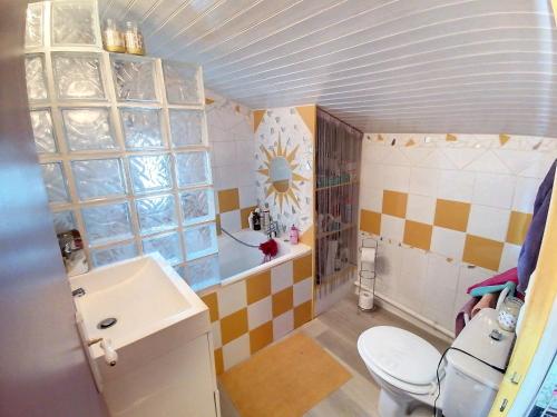 La petite salle de bains est pourvue de toilettes et d'un lavabo. dans l'établissement Le Clau provençal, à Alès