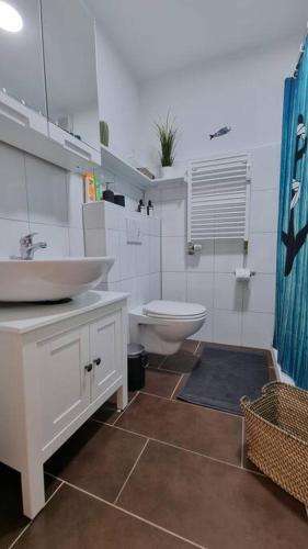 a bathroom with a sink and a toilet at Strandappartement 2 Minuten vom Südstrand in Wilhelmshaven