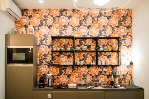 a kitchen with a floral wallpapericked wall at Casa Leoncino B&B in Rome