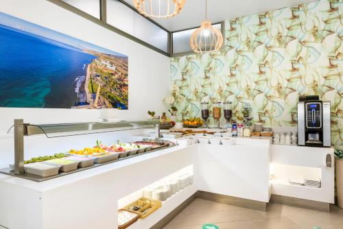 een buffet in een restaurant met eten bij Casas Pepe Apartments & Spa- Adults Only in Playa del Inglés