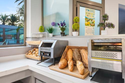 een bakkerij met brood en een broodrooster op een aanrecht bij Casas Pepe Apartments & Spa- Adults Only in Playa del Inglés