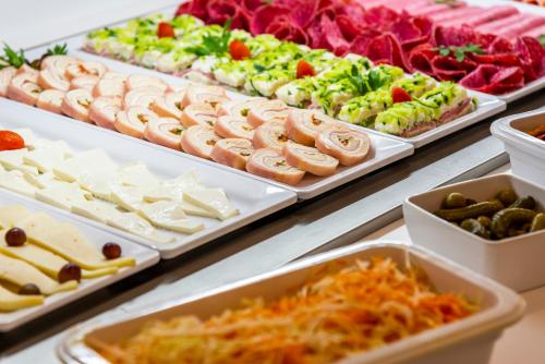 een buffet gevuld met verschillende soorten eten bij Casas Pepe Apartments & Spa- Adults Only in Playa del Inglés