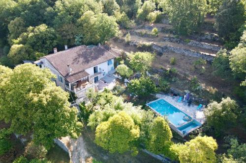 - une vue aérienne sur une maison avec une piscine dans l'établissement Mas des TRAVES Anduze avec piscine, à La Barriére