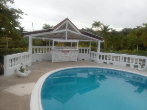 Kolam renang di atau dekat dengan Whistling Villa Runaway Bay