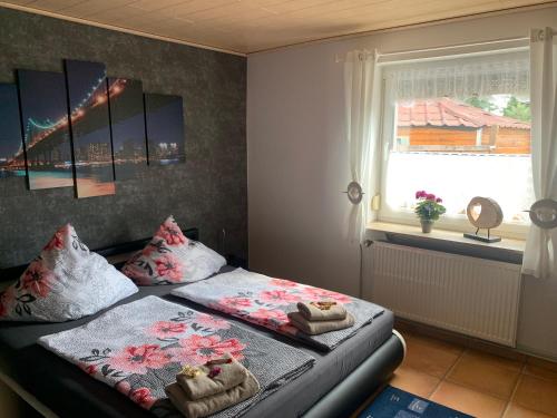 una camera con 2 letti singoli e una finestra di FEWO Anja a Vellmar