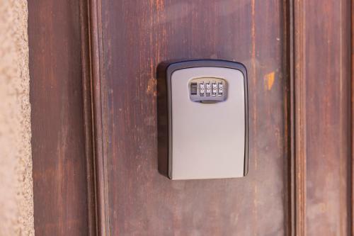 a remote control on a wooden door at Apartmány Nežárka a privátní wellness in Jindrichuv Hradec