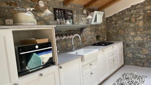 Η κουζίνα ή μικρή κουζίνα στο Metato con piscina e giardino