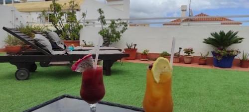 two drinks on a table in a yard with a pool table at Ático El Marquito in Santa Cruz de la Palma