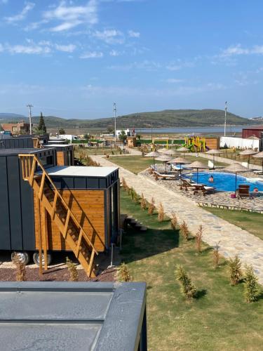 un complejo con piscina y parque infantil en Lavira Tiny House Village, en Bogazici