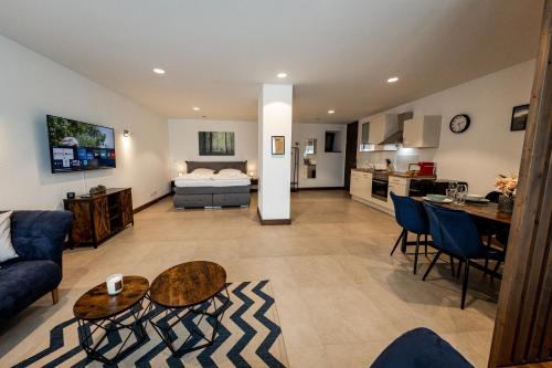sala de estar amplia con sofá y mesa en Servus-Apartments Direkt in der City nah am Wasser Netflix, en Passau