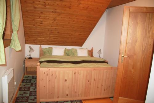 ein Schlafzimmer mit einem großen Bett und einer Holzdecke in der Unterkunft Drevenica Lipka na Vrskoch in Terchová