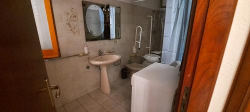 ein Bad mit einem Waschbecken und einem WC in der Unterkunft Marchesana Terme - Holiday Home - Family in Terme Vigliatore