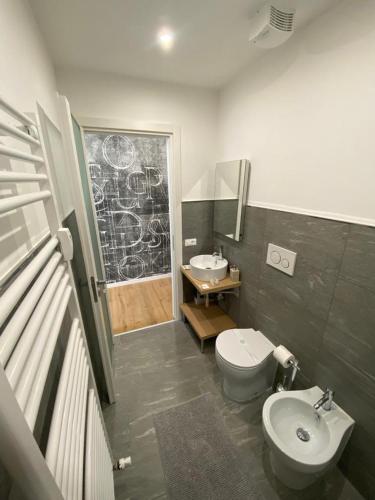 łazienka z toaletą i umywalką w obiekcie [Udine Centro] Ade Apartment w mieście Udine