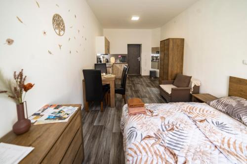 Postel nebo postele na pokoji v ubytování Apartmány Nežárka a privátní wellness