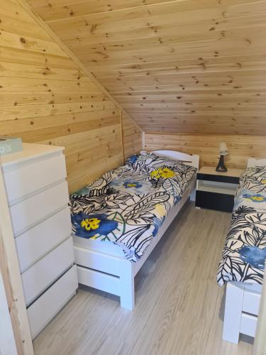 sypialnia z łóżkiem w drewnianym domku w obiekcie Relax u Agi i Jurka w Stegnie