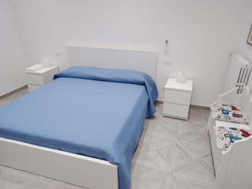 um quarto com uma cama com um cobertor azul em U' Pastus em Bari