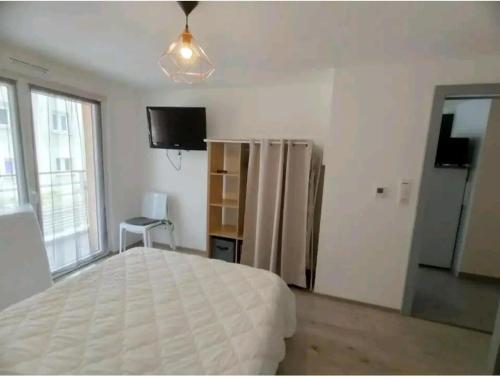une chambre avec un lit et une télévision dans l'établissement Appartement moderne près du lac et centre ville. Résidence les Eaux Vives., à Gérardmer
