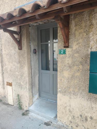 una puerta en el lateral de un edificio de piedra en Bonjour appartement T2 neuf., en Malleval