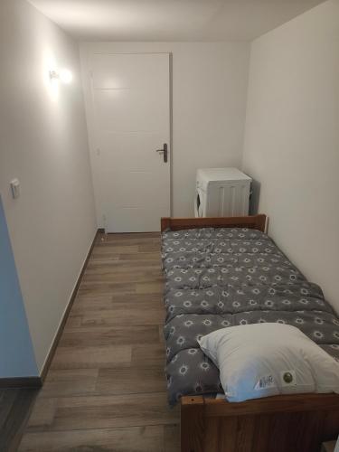 Habitación pequeña con cama y puerta en Bonjour appartement T2 neuf., en Malleval
