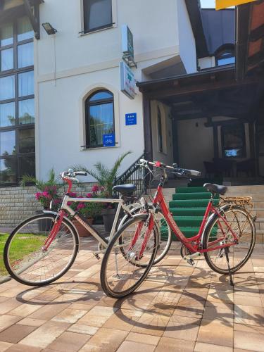 two bikes parked in front of a building at Sobe Pilajevo 2, 183 Ulica Stjepana Radića, Gola in Gola