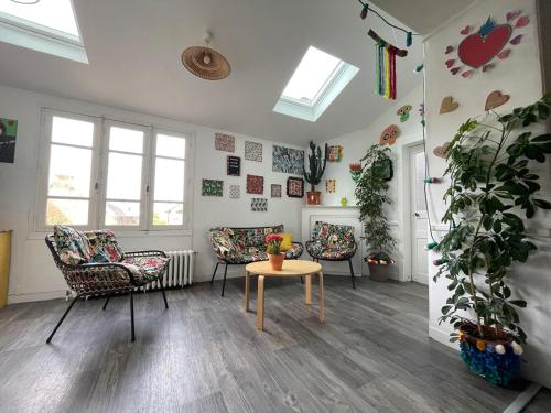un salon avec deux chaises et une table dans l'établissement Maison spacieuse authentique proche St Malo Rennes, bienvenue à la Casa Cozumel, à Pleugueneuc